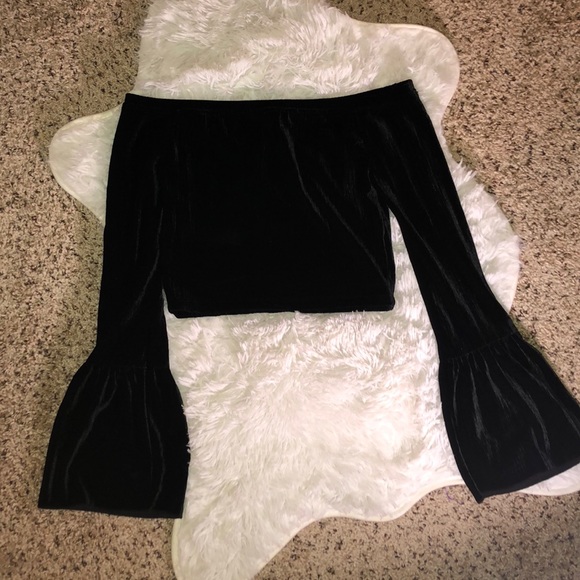 Forever 21 Tops - Brand new velvet off the shoulder crop top🔮